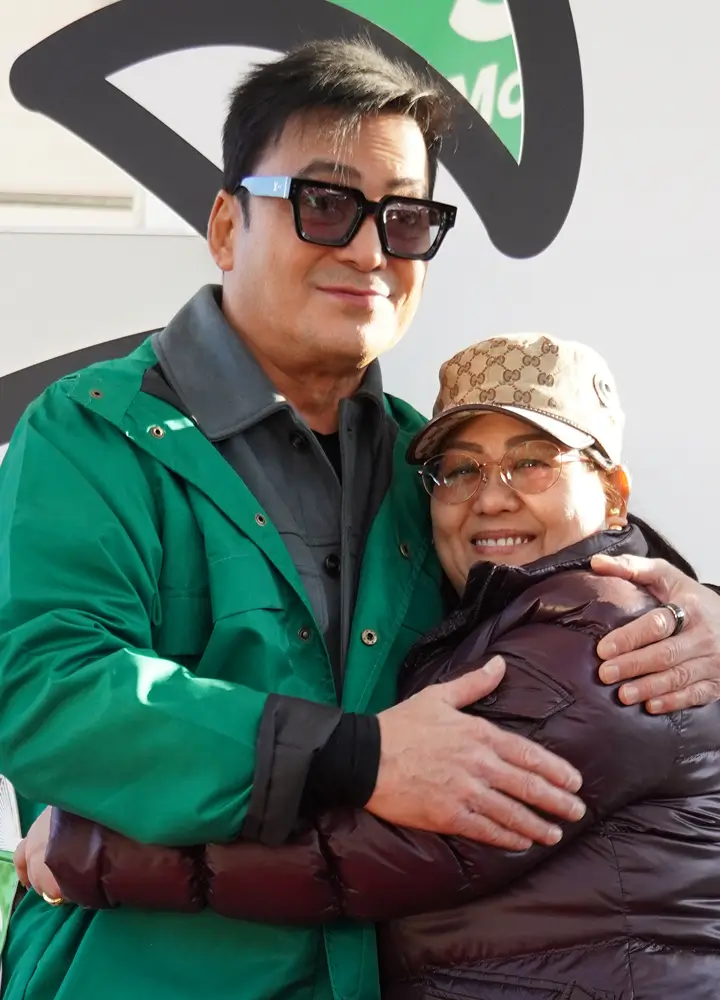 gabby-hugs-a-fan