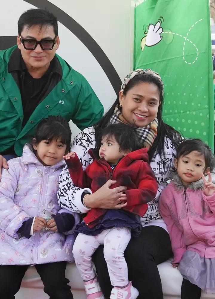 gabby-takes-a-picture-with-a-family